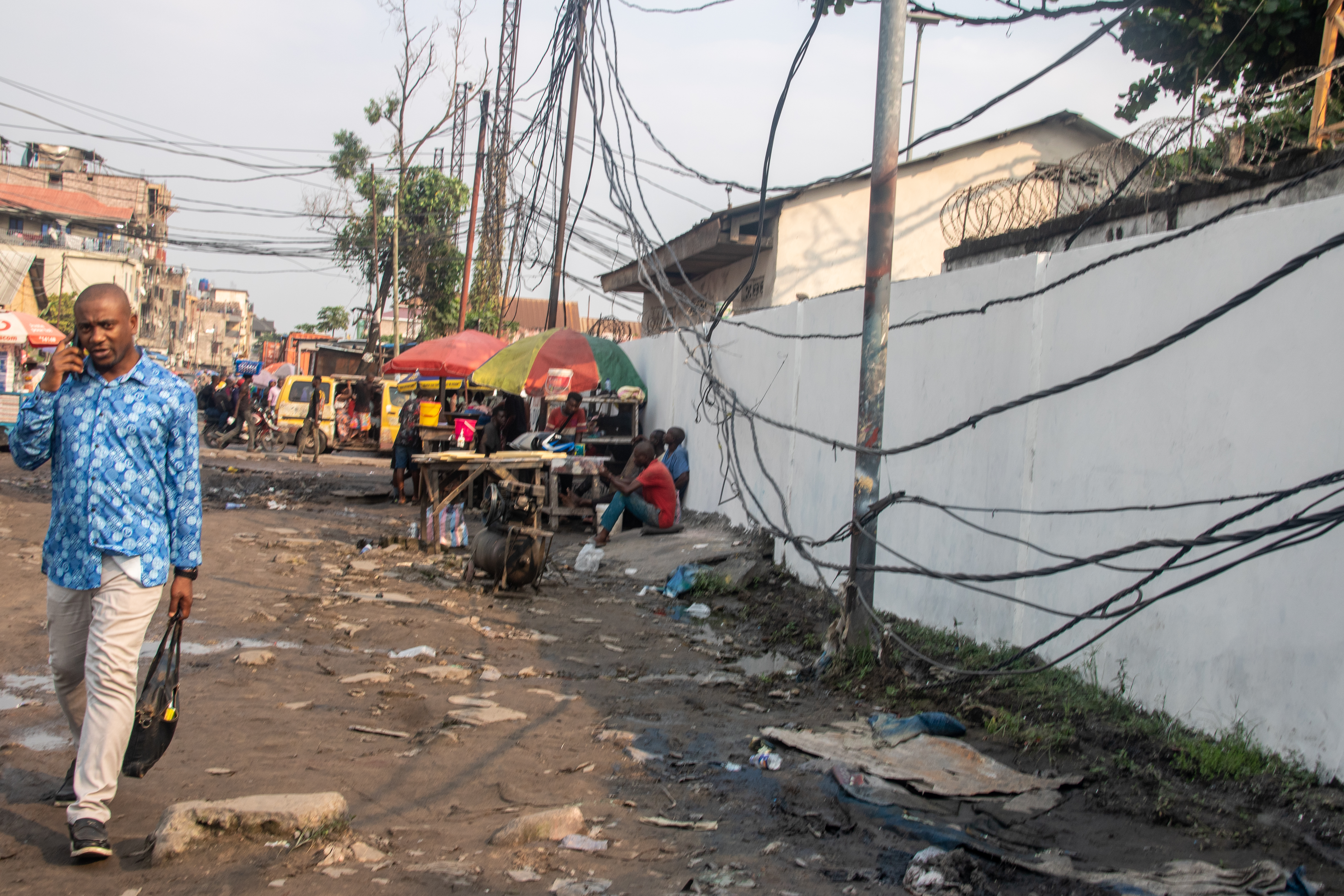Kinshasa des câbles électriques dénudés, un danger mortel dans — free download
